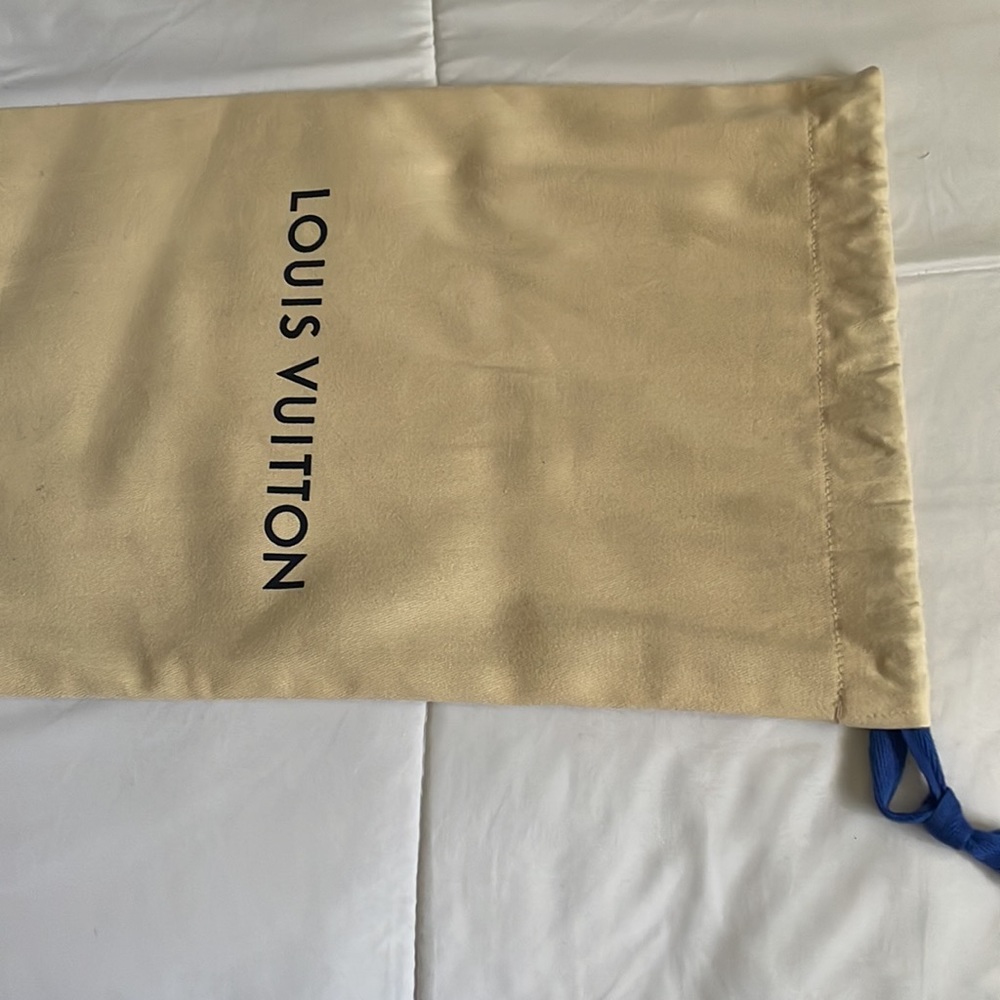 Louis Vuitton - Picture 6 of 11